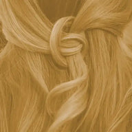 Detailaufnahme von warm blondem Haar mit lockerer Flechtfrisur, Nahaufnahme, Sommerlook
