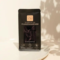 Pflanzenhaarfarbe Tüte, schwarze Verpackung, Cool Deep Mahagony Black, auf weißem Teller