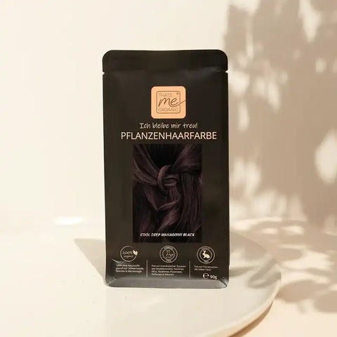 Pflanzenhaarfarbe Tüte, schwarze Verpackung, Cool Deep Mahagony Black, auf weißem Teller