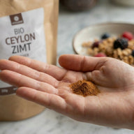 VITALOVE Bio Ceylon Zimt, 250 g – Lifestyle-Foto mit dem Zimtpulver