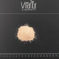 Bio Protein Vegan Erdbeere Pulver von VitaNur auf schwarzem Hintergrund mit Maßstab