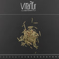 Bio Tannennadeln getrocknet auf schwarzem Hintergrund mit Lineal und VitaNur Logo