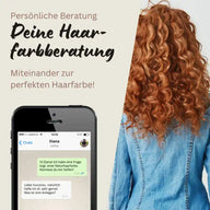 Persönliche Haarfarbberatung, Frau mit lockigem rotbraunem Haar, Handy mit Chat, Denimjacke